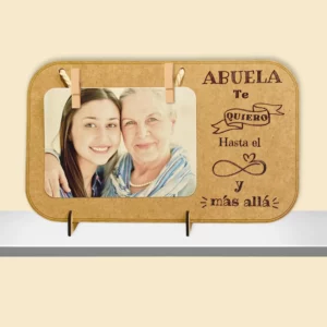 Capta la emotividad con nuestro marco para fotos grabado con láser. 'Abuela te quiero hasta el infinito y más allá'. Un mensaje eterno para un amor duradero."